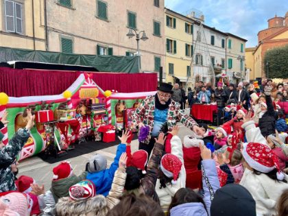‘L’Incanto del Natale’, a Sinalunga si accende il Natale con spettacoli di magia e marionette, cori gospel, mercatini, Babbo Natale e il Grinch 