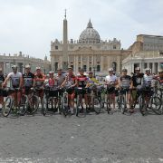 Delegazione Avis Sinalunga in bici in Piazza San Pietro, Roma