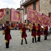 Sbandieratori di Lucignano animano la Festa del Ciambellino