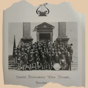 Foto Storica della Filarmonica Ciro Pinsuti davanti alla Colegiata di Sinalunga