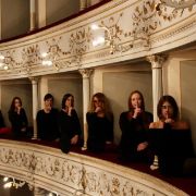 Le sette ragazze dell'ensemble femminile Silence Please nei palchetti del Teatro Pinsuti