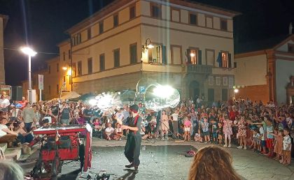 Incantaborgo 2025: a Sinalunga torna a essere un teatro a cielo aperto tra sogno e fantasia
